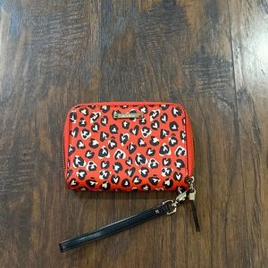 Here I here a very stylish animal print wrist wallet! 😊